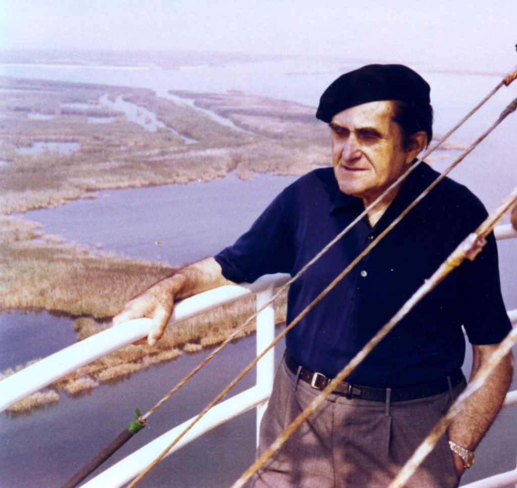 Giuseppe Marchiori sul faro di Pila Porto Tolle nel 1975